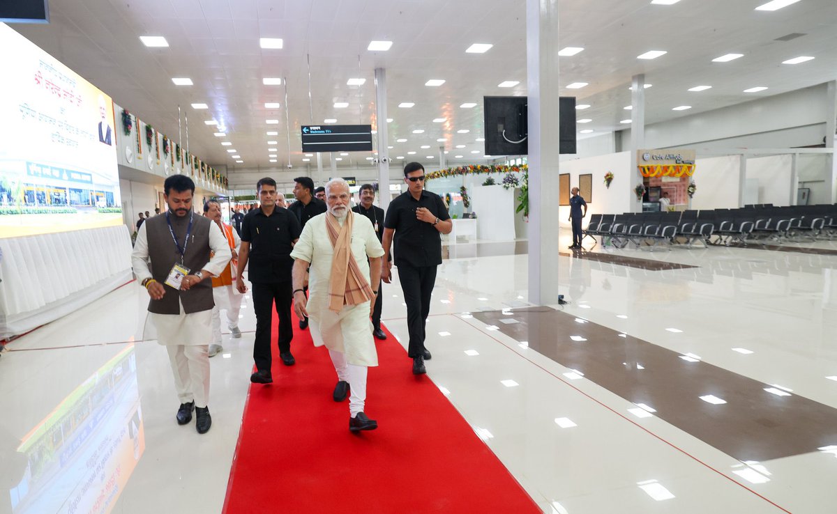 AmitShah's tweet photo. आज प्रधानमंत्री श्री @narendramodi जी ने पूर्णिया में नवनिर्मित हवाई अड्डे के अस्थायी टर्मिनल भवन का लोकार्पण कर सीमांचल वासियों के हवाई अड्डे का सपना साकार किया है। यह टर्मिनल भवन सीमांचल के मेहनतकश युवाओं के रोजगार और शिक्षा के सपनों को नई उड़ान देगा तथा क्षेत्र में उद्योग-व्यापार को भी नई शक्ति प्रदान करेगा।