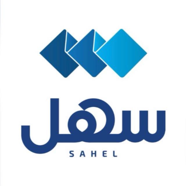 Al_Derbass's tweet photo. في ٤ سنوات .. سهل غيّر المعادلة!

قبل أربع سنوات فقط، وُلد حلم اسمه “سهل”. لم يكن مجرد تطبيق، بل نافذة جديدة للكويت تدخل منها إلى عصر مختلف. انطلق المشروع بدعم سمو ولي العهد ورئيس مجلس الوزراء آنذاك الشيخ صباح الخالد الحمد الصباح، وبإشراف مباشر من معالي وزيرة الدولة لشئون الاتصالات آنذاك د. رنا عبدالله الفارس، ليستمر بدعم من سمو رئيس مجلس الوزراء الشيخ أحمد العبدالله الصباح، ومتابعة حثيثة من معالي وزير الدولة لشؤون الاتصالات عمر سعود العمر. هذا الدعم كان هو الضمانة التي جعلت فكرة بسيطة تتحوّل إلى منصة وطنية يعيشها المواطن والمقيم يوميًا.

اليوم، ونحن نحتفل بمرور أربع سنوات على “سهل”، نتحدث عن أكثر من 2.9 مليون مستخدم نشط، وأكثر من 460 خدمة حكومية موحدة في مكان واحد، تقدّمها أكثر من 40 جهة حكومية، وأكثر من 110 ملايين معاملة رقمية أُنجزت من دون ورق ولا طوابير. خلف هذه الأرقام حياة أسهل لملايين الناس، وثقة أكبر في أن التحول الرقمي لم يعد مجرد شعار، بل واقع ملموس.

رحلة “سهل” لم تتوقف عند الإطلاق الرسمي في 2021، بل كانت سلسلة محطات مفصلية صنعت الفرق. توسّع التطبيق ليشمل المزيد من الجهات والخدمات، وأُطلق “سهل أعمال” ليخدم شريحة المبادرين وأصحاب المشاريع. ثم جاءت الخدمات النوعية التي مست حاجات الناس اليومية وخففت عنهم عبء المعاملات، وتبعتها النسخة الإنجليزية لتفتح الباب أمام المقيمين. أُطلقت منصة الإشعارات لتقرب المواطن أكثر من خدماته، وجاءت “رحلة المولود” لتكون أول رحلة رقمية حكومية تنقل تجربة المواطن إلى بعد جديد، حيث الخدمات مترابطة ومتكاملة كما لم يحدث من قبل. كل محطة كانت خطوة إلى الأمام، وكل خطوة كانت نتيجة جهد جماعي كبير من الفرق الفنّية بالجهات الحكومية.

لم يكن الطريق سهلاً، فأكبر تحدّي كان مقاومة التغيير في بدايات المشروع، والحاجة إلى بناء ثقة الناس في التحول الرقمي. ومع ذلك، تغلّب الفريق على كل تحدٍّ، بعمل متواصل وصبر طويل، لأن الهدف لم يكن مجرد بناء تطبيق، بل بناء ثقة بين المواطن وحكومته.

المستقبل أمام “سهل” أكبر مما مضى. فكما جمع الخدمات الحكومية في منصة واحدة، فإن طموحنا أن يتحوّل إلى بوابة متكاملة لحياة المواطن والمقيم، رحلة رقمية تبدأ من لحظة الميلاد ولا تنتهي عند آخر معاملة. “سهل” في سنواته القادمة قادر أن يكون أكثر ذكاءً بالذكاء الاصطناعي، أوسع انتشارًا ليصل إلى كل تفاصيل حياة الناس اليومية. ما تحقق في أربع سنوات يفتح شهية أكبر لما يمكن أن يتحقق في العشر سنوات القادمة، حيث تصبح الكويت نموذجًا خليجيًا وإقليميًا يُحتذى به في التحول الرقمي.

أكتب هذه الكلمات وأنا أحمد الله أنني كنت شاهدًا ومشاركًا في هذه المسيرة منذ بدايتها. رأيت كيف عمل “الجنود المجهولون” خلف الكواليس، وكيف قدّموا جهدًا صادقًا بعيدًا عن الأضواء. نجاح “سهل” لم يكن ملكًا لفريق أو جهة، بل هو قصة وطنية اشترك فيها الجميع: قيادة آمنت، وجهات تعاونت، وفِرَق عملت بصمت وإصرار.

أربع سنوات ليست نهاية القصة، بل بدايتها فقط، وما زال الطريق أمامنا مليئًا بالطموح والرغبة في أن نحسّن تجربة المستخدم، ونقدّم للمواطن والمقيم خدمات رقمية تليق بالكويت. “سهل” ليس مجرد تطبيق… بل انعكاس لإرادة وطنية تثبت أن الكويت قادرة أن تتحوّل، وتبدع، وتنافس.

- @sahelkw @Rana_AlFares