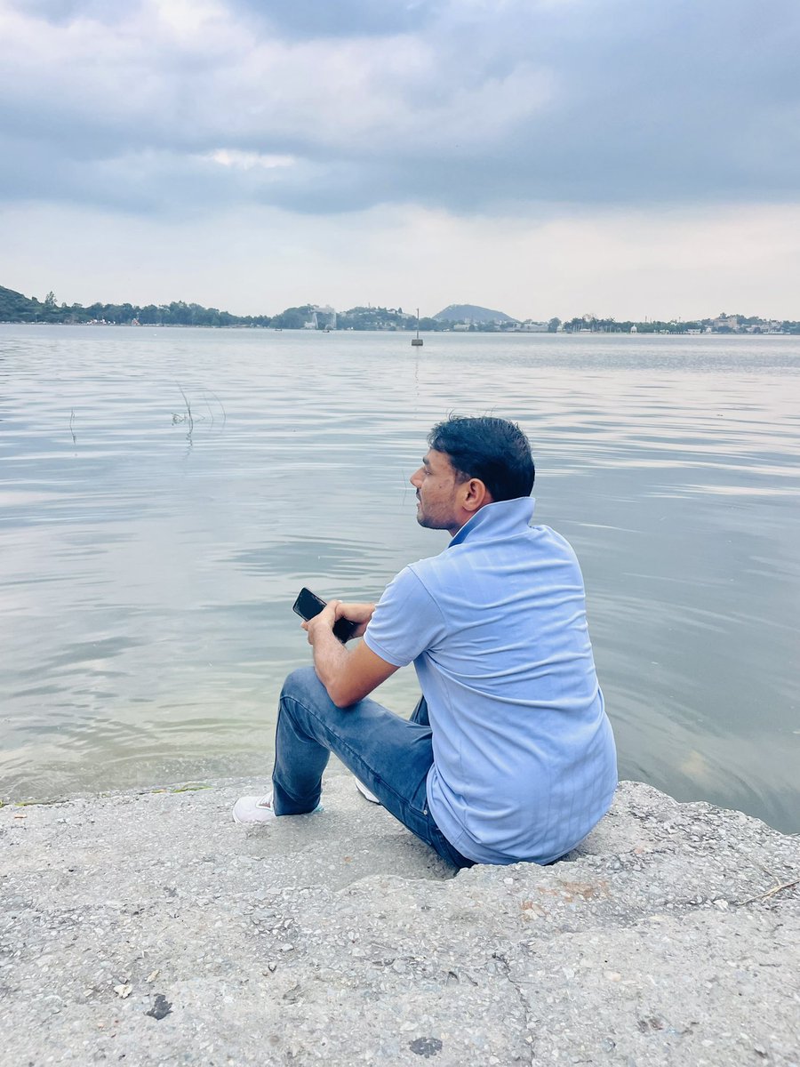 ज़िंदगी नहीं रुलाती रुलाते वो लोग है, जिन्हे हम जिंदगी समझ लेते है।
💯