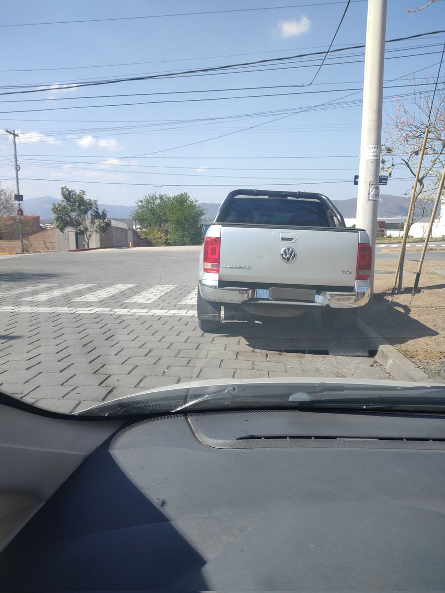Tiene tres metros para atrás Pero prefiere estacionar sobre la senda peatonal <a href="/BoludoscnAmarok/">Boludos con Amarok</a>