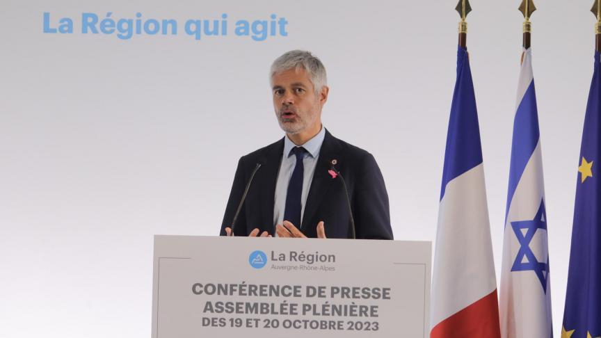 Le vilain con à côté du drapeau israélien te ressemble drôlement... Mais ça ne peut pas être toi hein <a href="/laurentwauquiez/">Laurent Wauquiez</a> ? Baltringue.