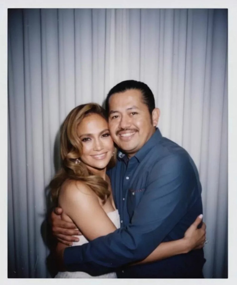 Feliz Lunes 🤗 Que tengan un buen día. "ÁNIMO" tú puedes. #ElPaisa &amp; <a href="/JLo/">jlo</a> #JenniferLopez