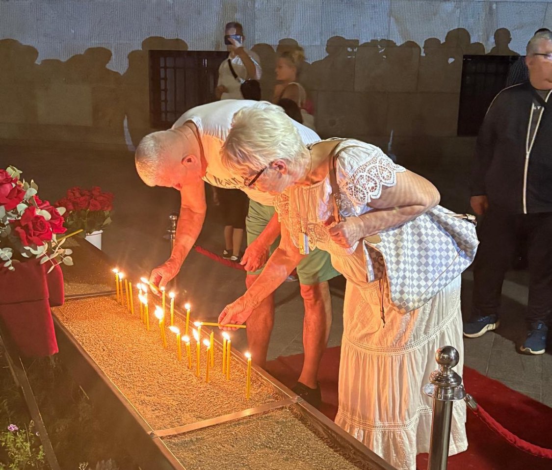 MiloradDodik's tweet photo. ➡️ Banja Luka lit candles in honour of Charlie Kirk.
Republika Srpska conveys a quiet yet powerful message: compassion and humanity know no borders.

At this time of sorrow, we share in the grief of Charlie’s family and of all those with whom we uphold common values, and we affirm—hatred can never overcome the unity of good people.

Charlie Kirk was a true friend of the Serbian people and a steadfast advocate of the shared values of freedom and faith that unite us.

➡️ Бањалука је палила свијеће у част Чарлија Кирка.
Република Српска шаље тиху, снажну поруку: саосјећање и људскост не познају границе.

У овом тешком часу дијелимо бол Чарлијеве породице, свих људи с којима дијелимо вриједности и поручујемо - мржња никада не може побиједити заједништво добрих људи.

Чарли Кирк је био искрени пријатељ српског народа и заговорник заједничких вриједности слободе и вјере које нас повезују.