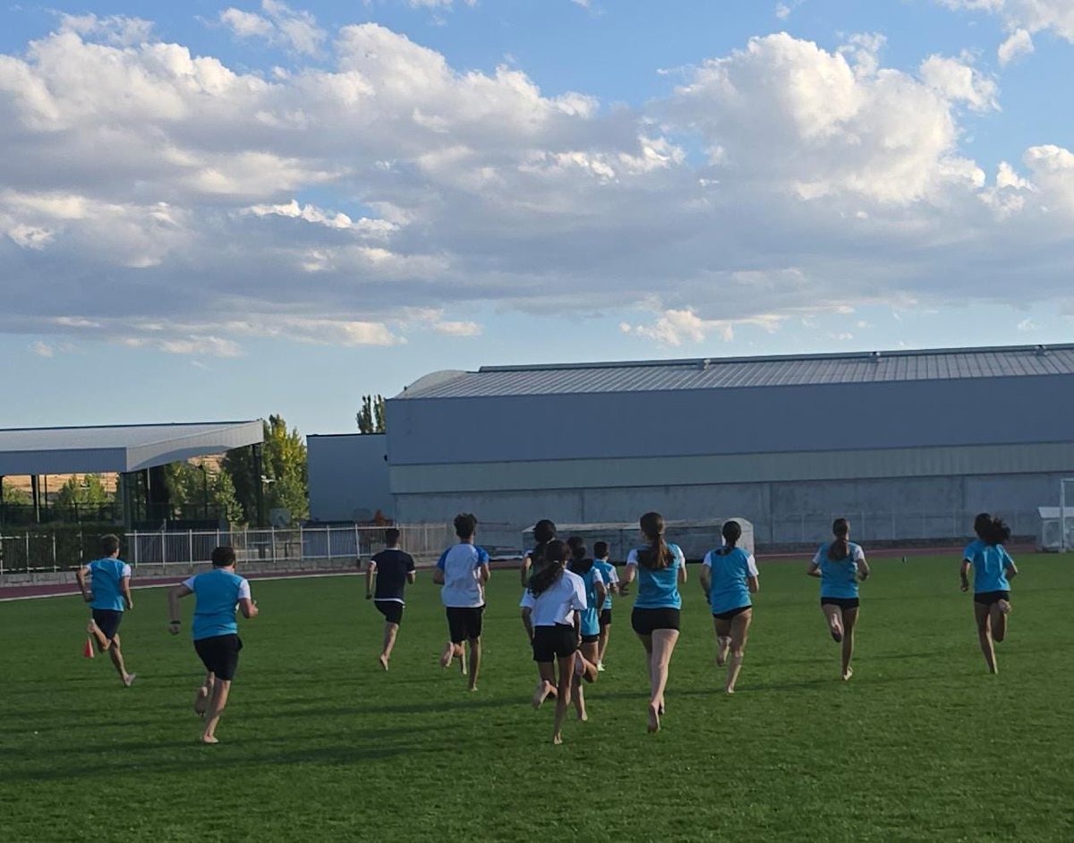 Hoy comenzaron los entrenamientos de los grupos de las edades 2010 - 2016. Con los entrenadores <a href="/rubenmunozcoach/">Rubén Muñoz De La Cruz</a> y <a href="/jaldudob/">Josue Aldudo</a> .
<a href="/CRSASALAMANCA/">Caja Rural de Salamanca</a> <a href="/aeAdaja/">Ae Adaja</a> #librerianotaaavila