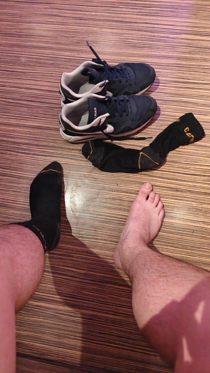 Day 2 wearing my stinky work socks 🐽 In London till Thursday if any guy wants to swap or sell me a pair of their smelly socks 🧦