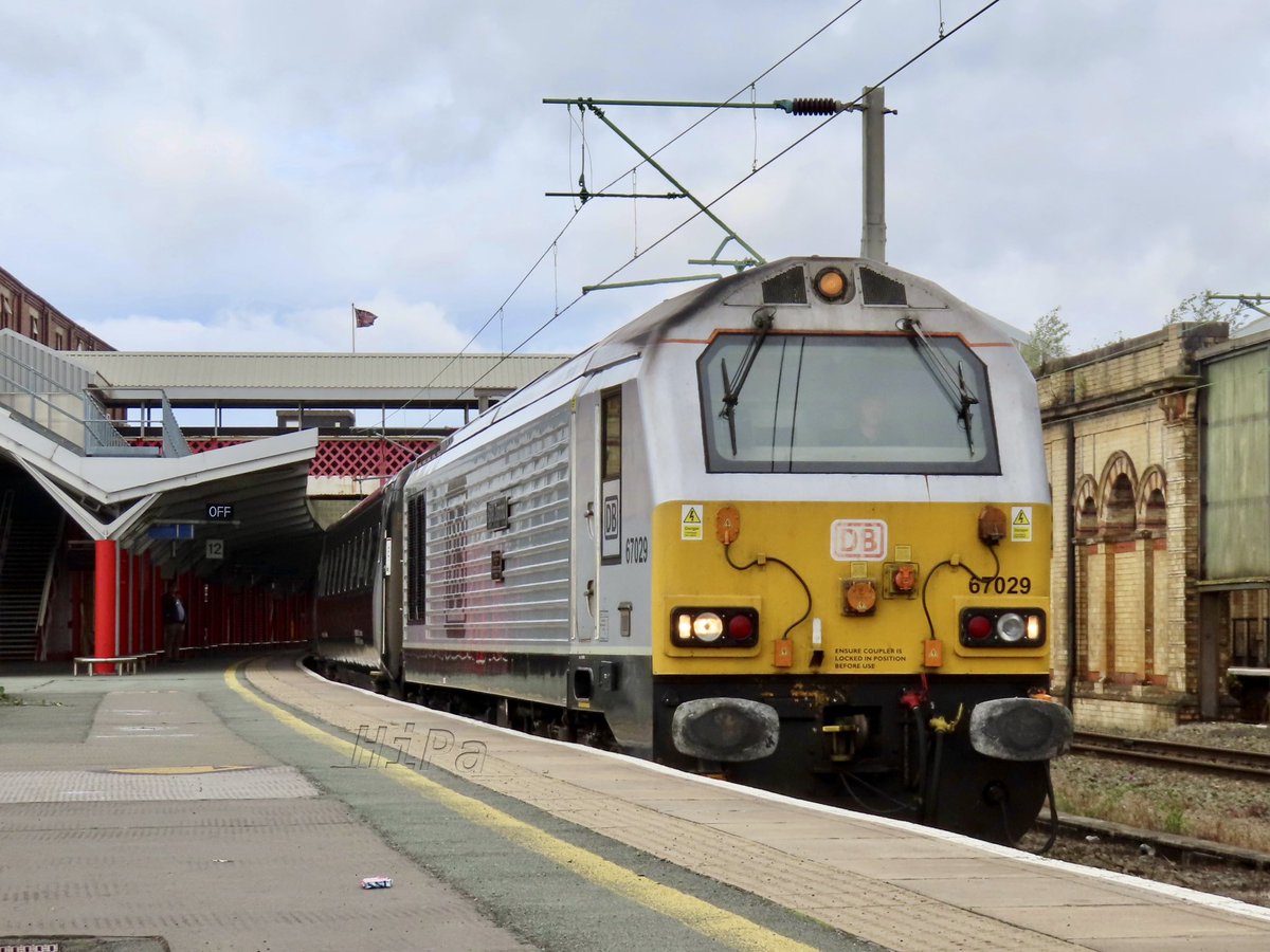 HiPa125's tweet image. DB Cargo #Class67 67029 ‘Royal Diamond’, rostered to TfW 1V42 1310 Crewe &amp;gt; Cardiff Central, powers away from P12 #WCML