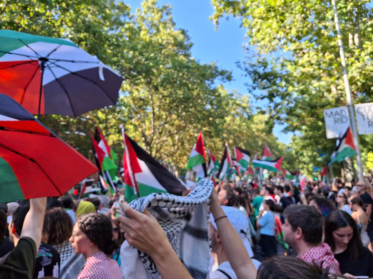 Este fin de semana el pueblo madrileño hemos dado una lección de solidaridad y determinación ✊Cuando nos organizamos, ¡paramos la Vuelta y lo que haga falta!

Toca continuar, el 4 de octubre la manifestación tiene que ser un grito aún mayor contra el genocidio en Palestina 🇵🇸