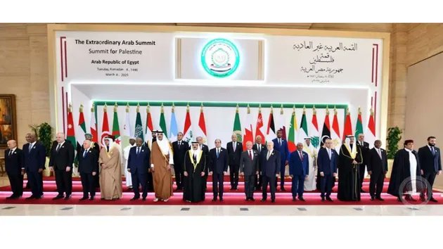 ملخّص قمّة العرب في قطر:
يحدّثهم نتنياهو عن "تغيير الشرق الأوسط" وعن "إسرائيل الكبرى"، ويعرّبد طولا وعرضا في غزة والضفة وسوريا ولبنان واليمن ويصل قطر، فيما يحدثه عربنا عن "تقويض جهود السلام".
يعرّبد وزير خارجية ترامب وسفيره في المسجد الأقصى، ويحدثه عربنا عن الصداقة.
أي قهر نعيش؟!