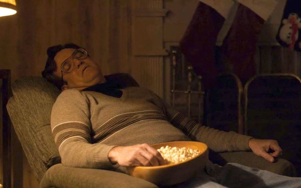 ai que agonia esse homem deitado o tempo todo, não levanta para nada, parece um buda