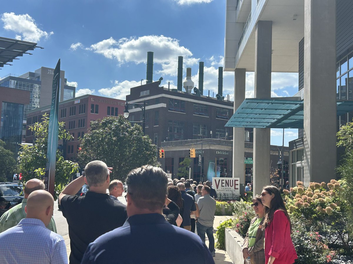 JeshuaTLauka's tweet image. The line to see Steve Wozniak.

#TechWeekGR