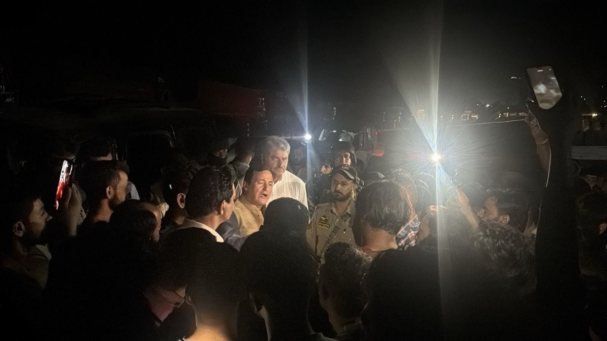 JavedDar_NC's tweet image. Interaction with truck drivers at qazigund. In this moment we firmly stand with them and are trying to take all possible measures to resolve their issues.