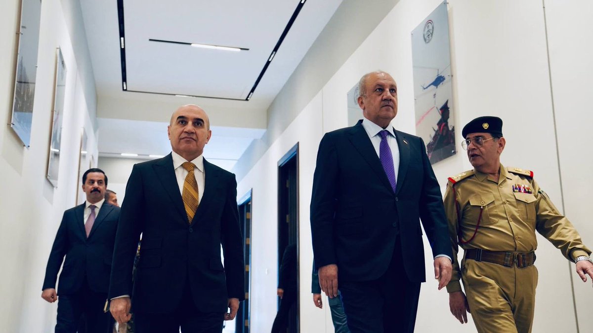 اليوم وخلال مؤتمر صحفي مشترك مع وزير الإعمار والإسكان <a href="/BangenRe/">بنگين ريكاني Bangen Rekani</a> ، تابعنا انطلاق توقيع العقود الخاصة بتوزيع الأراضي على ضباط ومنتسبي وزارة الدفاع.

سعيد أن نرى هذا المشروع يسير بخطى ثابتة، والبداية كانت من مدينة الفرسان في بسماية، وسيمتد خلال الأيام المقبلة ليشمل بقية المحافظات.