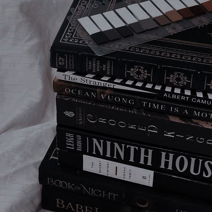 CaffeinatedLiha's tweet photo. Happy Dark Academia Book Season! ☕🤎🪦🪶 https://t.co/EX3s66atZl