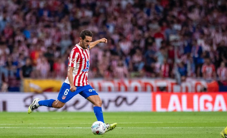 SoyDavidMarFer's tweet photo. Koke no es relleno ni un cromo pa’ la colección. Es el capi, el que más veces se ha dejao la piel por el escudo. Contra un Villarreal en racha se marcó un partidazo fino. Se le quiere jubilar antes de tiempo, pero cuando juega el Atleti carbura. Menos prensa de humo y más respeto https://t.co/WaGcCye8AC