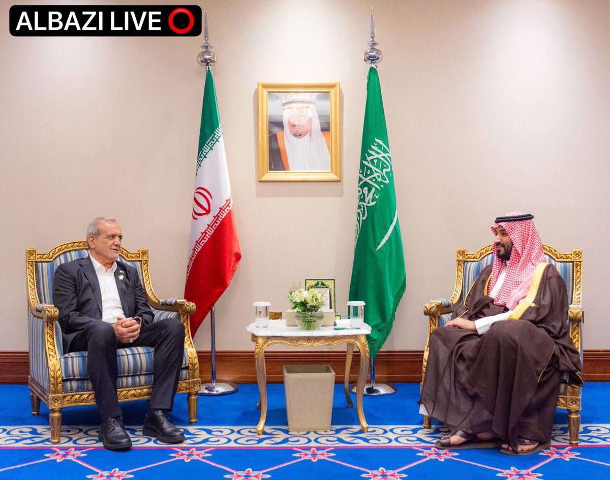 ✅ تم التعديل حسب الصورة

🇮🇷🤝🇸🇦 ولي العهد السعودي محمد بن سلمان يلتقي الرئيس الإيراني مسعود بيزشكيان في مقر إقامته

📍في مشهد دبلوماسي لافت على هامش قمة الدوحة، استقبل الأمير محمد بن سلمان، ولي العهد السعودي، الرئيس الإيراني المنتخب مسعود بيزشكيان في مقر إقامته.

🟢 اللقاء يعكس