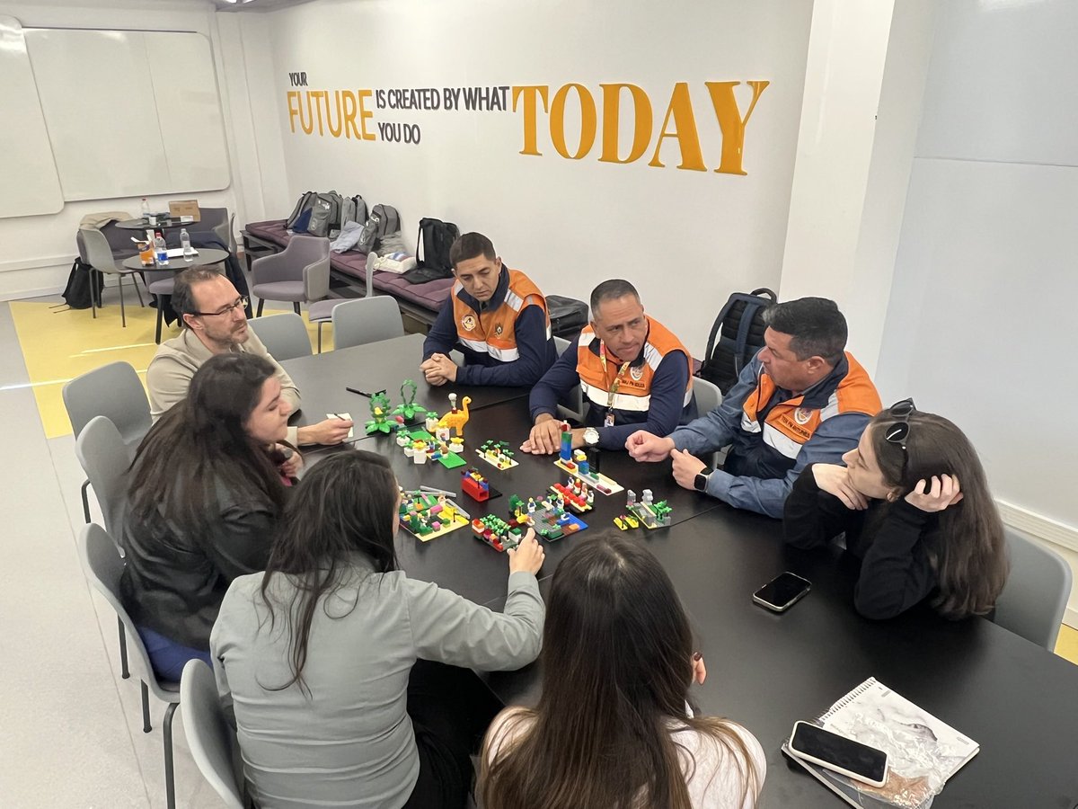 Honoured to have received with my colleague <a href="/MLuz_NE/">Dr Luz Navarro</a> a symbolic medal from the civil protection - defesa civil - of the State of Rio Grande do Sul 🇧🇷 for our research work on post flooding recovery and community engagement last 12 September (the day of my b/day🙏): memorable!