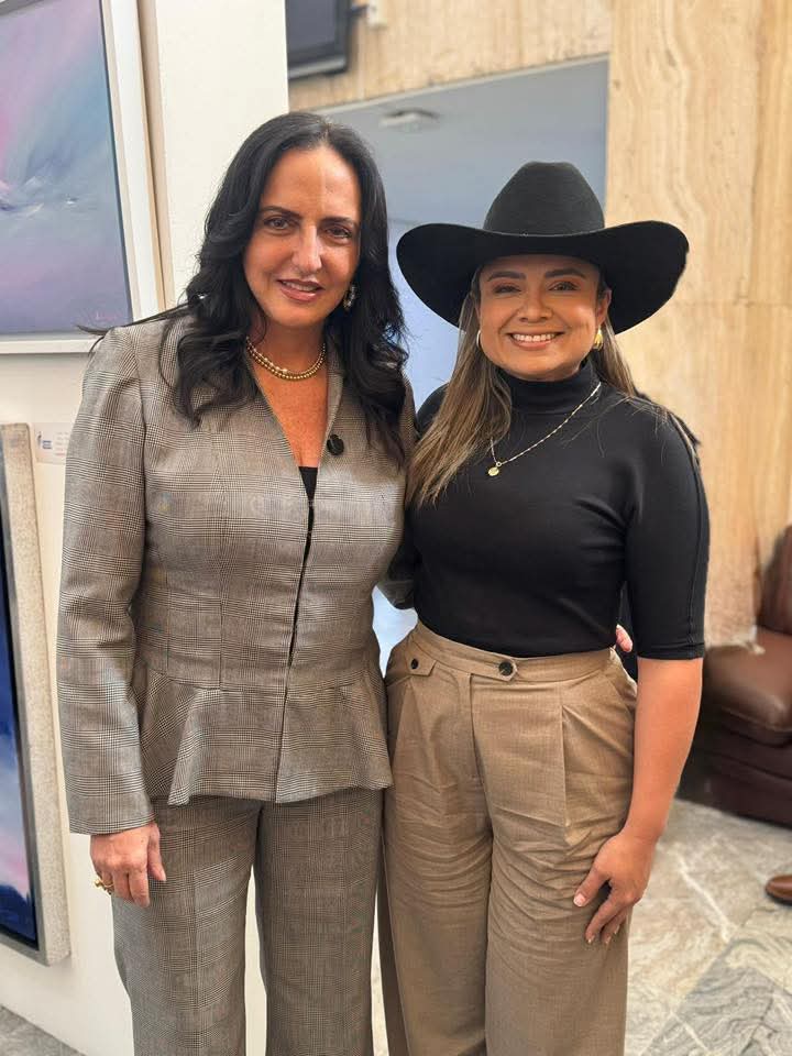 La senadora <a href="/MariaFdaCabal/">María Fernanda Cabal</a> vive amenazando y grabando a todo el mundo. ¡Qué miedo! 🤣🤣🤣

Creo que en adelante, quien hable, salude o abrace a la señora Tarazona debería cargar un micrófono. ¡Qué peligro! 😱😱😱
