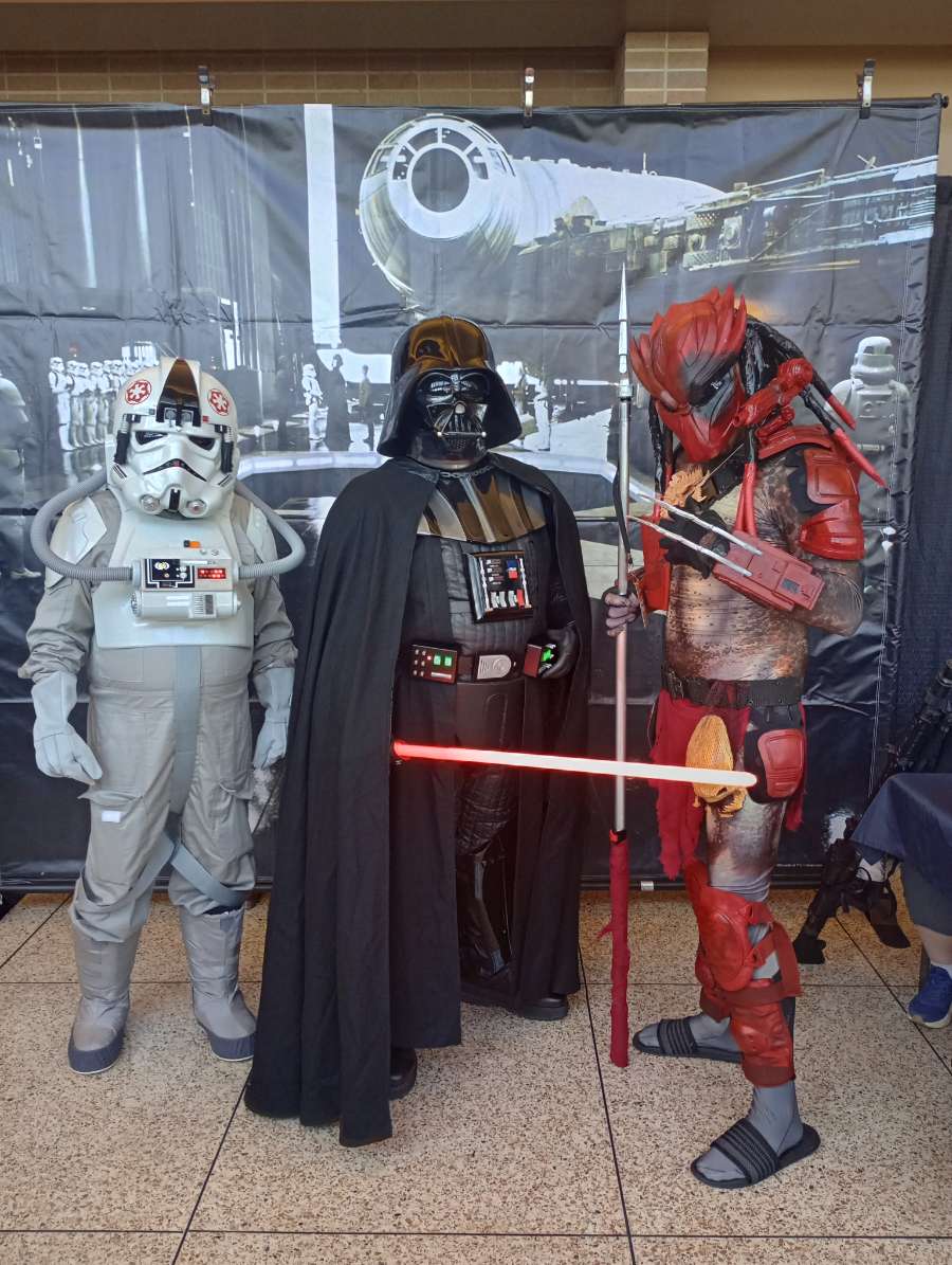 ZelKingly's tweet photo. Had an absolute blast at West Tennesse Comic Con 2025! Red Metal was a huge hit with everyone and I got some amazing pictures with a lot of great cosplayers, including a @Halo cosplayer! 

@PHGTheGame @Predator 
#predator #PredatorBadlands #cosplay #Halo #Helldivers2 #StarWars https://t.co/KtHKZpjfR1