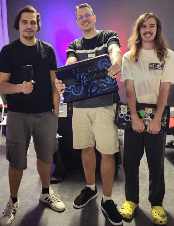 Y también en el Steet Fighter Classics🥊del pasado finde...

💥Street Fighter 3 Third Strike no faltó, aquí los resultados:

🥇<a href="/MrJayKillah/">Jay Killah</a>
🥈<a href="/TheGKX/">GKX</a>
🥉<a href="/PatataNavidenya/">patata navideña</a>
4⃣ <a href="/ccalles_design/">CarlosCS</a> 
Top 5: <a href="/NavasCla/">Claudia Navas</a>  y <a href="/CD_ROMance/">CD-ROM🇩🇴</a> 
Top 7: Mostoles Warrior y Marshall

Urria!!