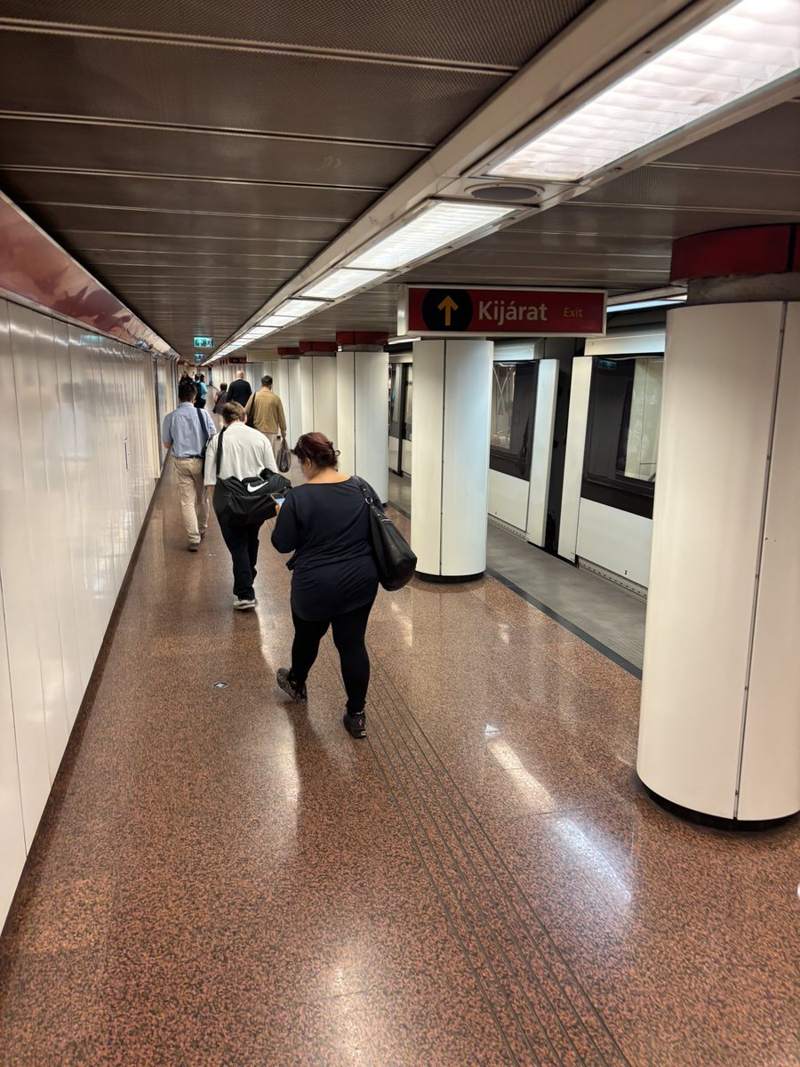 Clinnick1's tweet image. My only rail trip here in Budapest was on M2, with its level boarding.