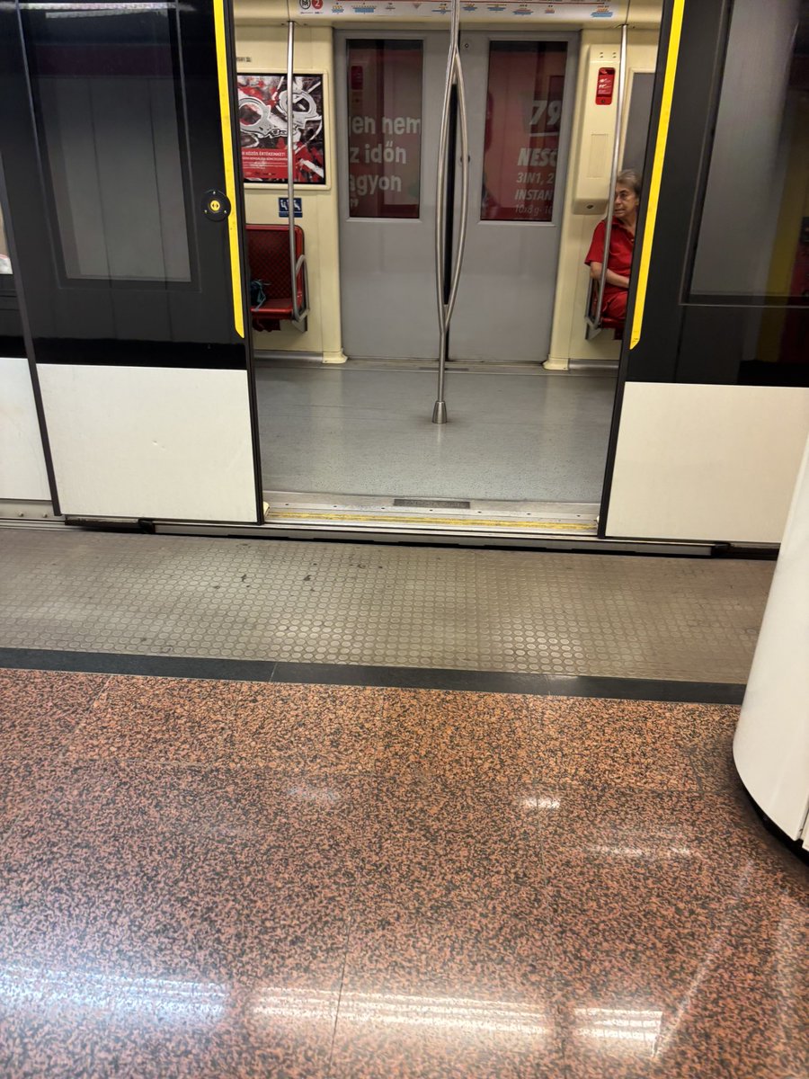 Clinnick1's tweet image. My only rail trip here in Budapest was on M2, with its level boarding.
