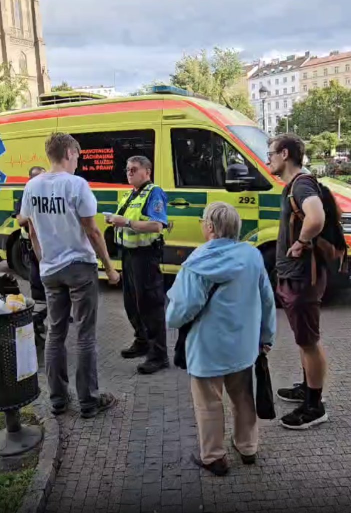 V úterý na Náměstí Míru došlo k napadení našeho pirátského dobrovolníka a náhodně kolemjdoucího muže.

Mladý dobrovolník z našeho týmu dostal několik ran do hlavy, kolemjdoucího muže pak agresor povalil na zem a kopal mu do hlavy takovou silou, že musel být převezen k ošetření.