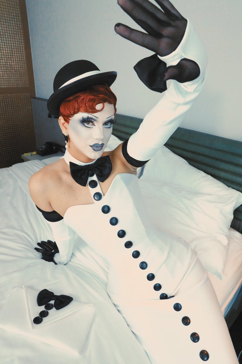 suzietoot's tweet photo. happy emmys everybody 🖤🤍✨ https://t.co/Q8tPvUqZmQ