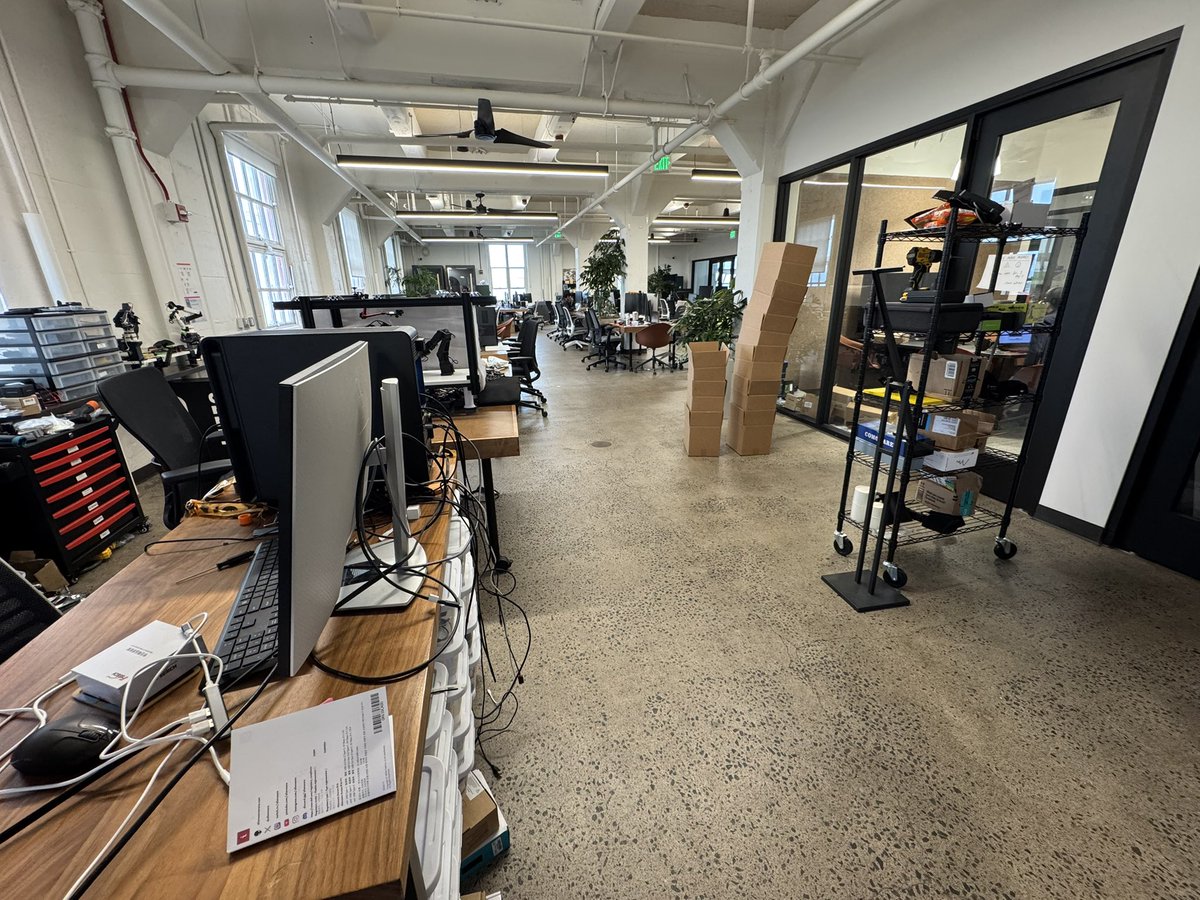 hthieblot's tweet image. Hardware is having its ChatGPT moment. We turned 20k sq ft into a hardware hangar @fdotinc 

Inviting 40 early teams for 5 weeks (Oct 1–Nov 7):
• Full lab (3D printers, Pis, Jetsons)
• Office hours w/ me
• Demo Day + $1M+ investing
Reply w/ your idea &amp;amp; apply in comments.