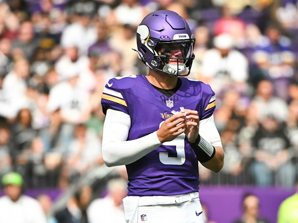 𝗕𝗥𝗘𝗔𝗞𝗜𝗡𝗚: Vikings star QB J.J. McCarthy is expected to be sidelined two to four weeks with a high ankle sprain, per <a href="/AdamSchefter/">Adam Schefter</a> 

Carson Wentz is now the starting QB.