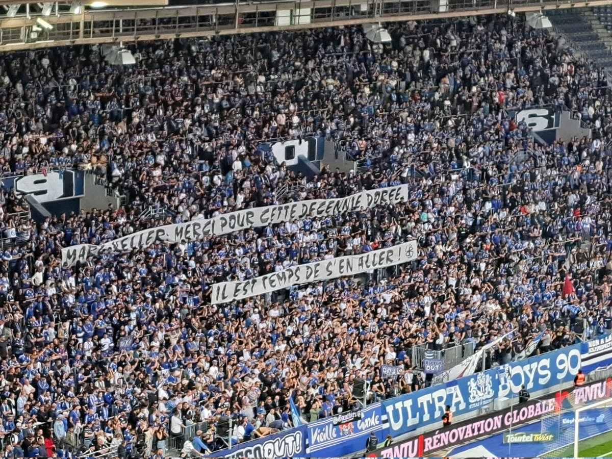 ActuFoot_'s tweet photo. 🚨😤 « 𝗖𝗘 𝗤𝗨’𝗜𝗟𝗦 𝗢𝗡𝗧 𝗙𝗔𝗜𝗧, 𝗖’𝗘𝗦𝗧 𝗨𝗡𝗘 𝗛𝗢𝗡𝗧𝗘 𝗔𝗕𝗦𝗢𝗟𝗨𝗘 ! »

Ancien capitaine et légende de Strasbourg, Dimitri Liénard 🇫🇷 réagit aux banderoles des supporters strasbourgeois envers Marc Keller et Emmanuel Emegha :

« Je ne comprends pas ça, 𝗖𝗘𝗨𝗫 𝗤𝗨𝗜 𝗡’𝗔𝗜𝗠𝗘𝗡𝗧 𝗣𝗔𝗦, 𝗔𝗟𝗟𝗘𝗭 𝗦𝗨𝗣𝗣𝗢𝗥𝗧𝗘𝗥 𝗛𝗔𝗚𝗨𝗘𝗡𝗔𝗨, 𝗖𝗢𝗟𝗠𝗔𝗥 𝗢𝗨 𝗦𝗖𝗛𝗜𝗟𝗧𝗜𝗚𝗛𝗘𝗜𝗠. 😳

C'est la famille qui a été attaquée : le capitaine, le président. Mais cela provient d'une minorité. »

🗞️ @lequipe
