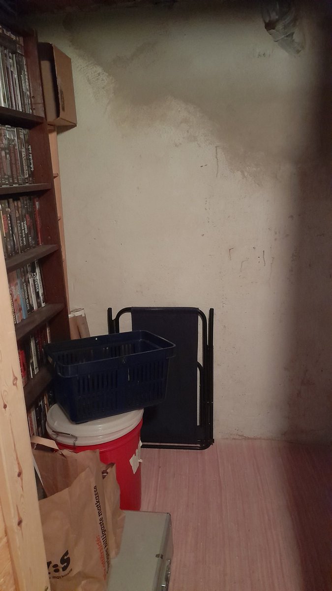 SwedishGamester's tweet image. I have cleared out most of the #boxes that was in my #storage and they are now in my #hallway! So this is a #GoodOpportunity to go through all my #stuff and see if there's something I can throw away! Only problem is; I'm blocking off the doors to the #bathroom and my #bedroom! 😅