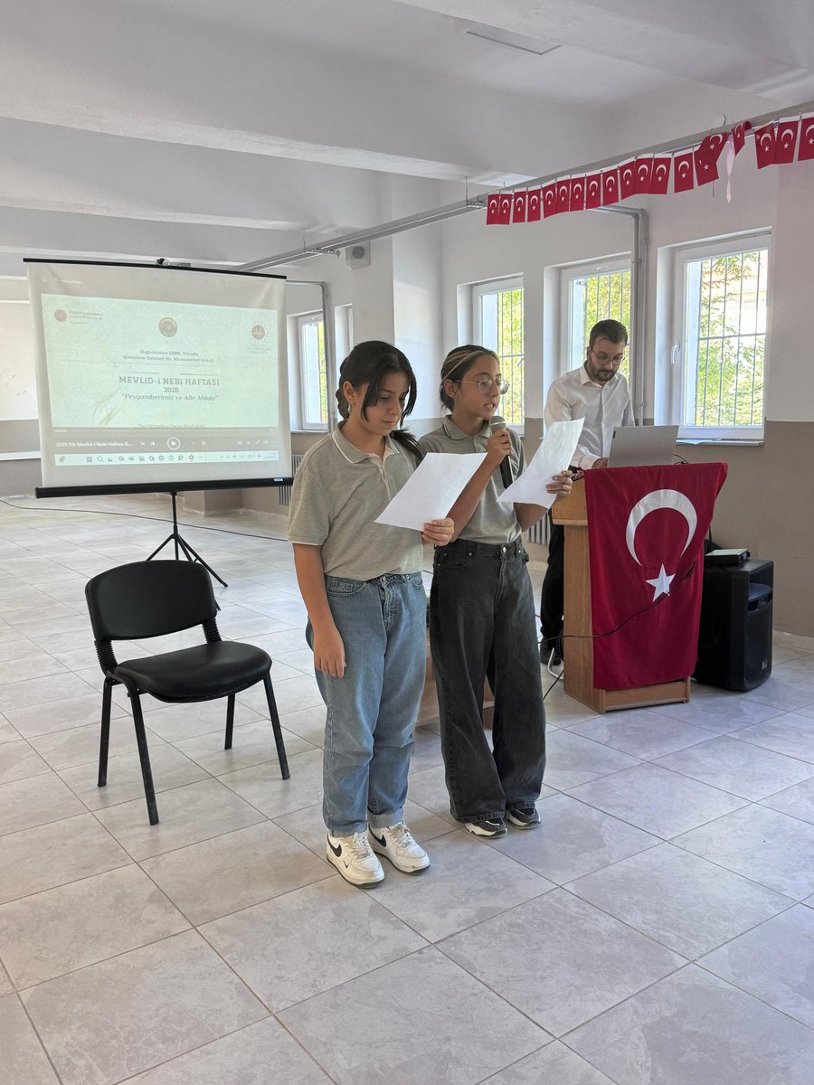 BayramorenMem's tweet photo. Mevlidi Nebi haftası etkinlikleri çerçevesinde Bayramören ilçe müftülüğü ile kutlama programı gerçekleştirildi. Programa ilçe müftüsü Nihat Karagöz, ilçe Milli Eğitim Müdürü Osman İNCE @osmanince71 öğretmenler, öğrenciler ve veliler katıldılar. 
#mevlidinebi https://t.co/Njd2U5vBti
