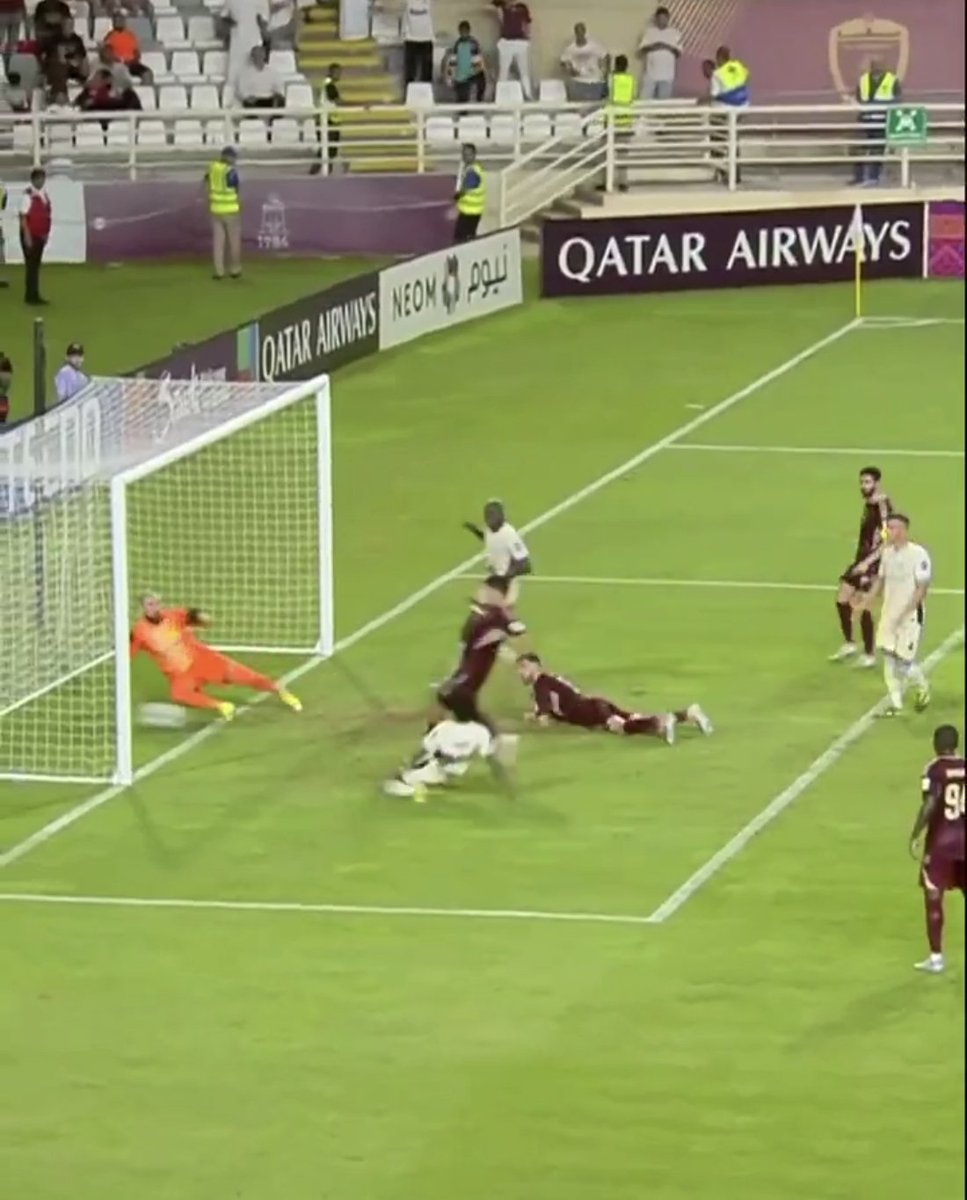 أخطاء بالجملة أطاحت بالاتحاد بطلها لوران بلان
نعم هناك طرد بخطأ أرعن لمهند الشنقيطي لكن ماذا فعل بلان ولديه حلول متنوعة في الدكة وفي المقابل لاعبين بمستوى متواضع في الملعب فضل استمرارهم على التصحيح
خسارة بمستوى هزيل أكدت المؤكد أن الاتحاد في طريق منحدر ويحتاج مشرط الجراح