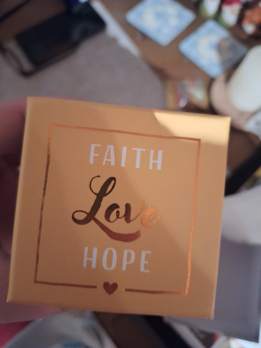 Als ich heute aus dem vollkommenen Chaos heraus einfach mal beschloss einen Schrank auszumisten: Wutanfall, Tränen, 3 große Müllsäcke voll und ein fast vergessenes Geschenk meiner Mama: Zitate über Liebe