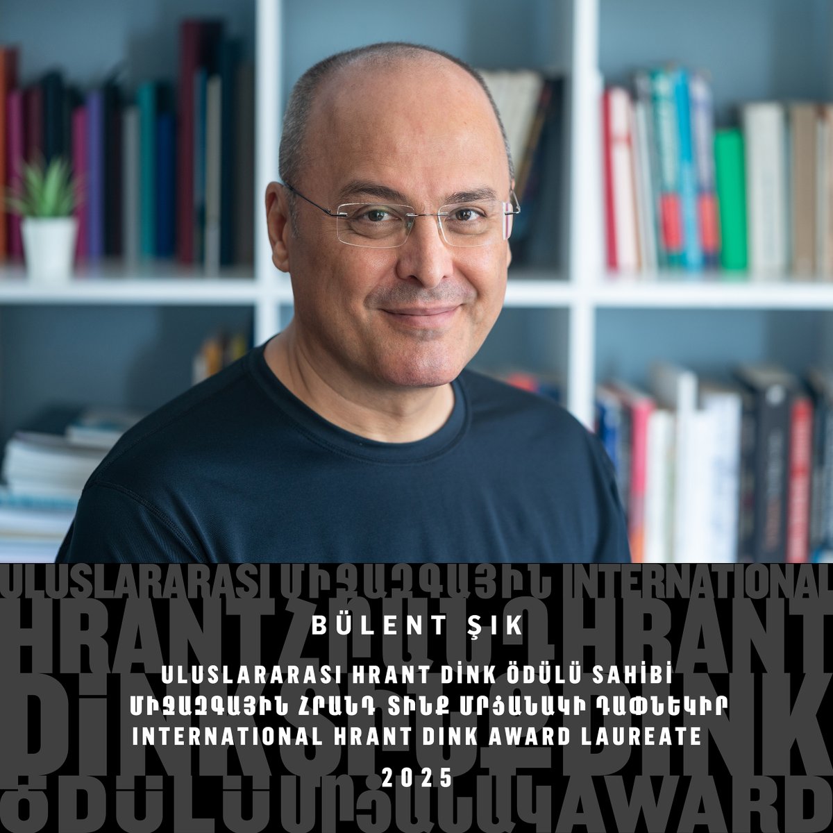 Hrant Dink Vakfı (@hrantdinkvakfi) on Twitter photo 2025 #HrantDinkÖdülü sahibi Bülent Şık, (<a href="/bulentilgaz/">Bülent ŞIK</a>) ödül konuşmasında "Bir ülkenin havası kirletiliyor, suları zehirleniyor, toprakları ağır metallerle doluyor; üstelik bunlar bilindiği hâlde susuluyorsa orada ne adalet kalır ne eşitlik ne de onurlu bir yaşam. Böylesi bir 2025 #HrantDinkÖdülü sahibi Bülent Şık, (<a href="/bulentilgaz/">Bülent ŞIK</a>) ödül konuşmasında "Bir ülkenin havası kirletiliyor, suları zehirleniyor, toprakları ağır metallerle doluyor; üstelik bunlar bilindiği hâlde susuluyorsa orada ne adalet kalır ne eşitlik ne de onurlu bir yaşam. Böylesi bir