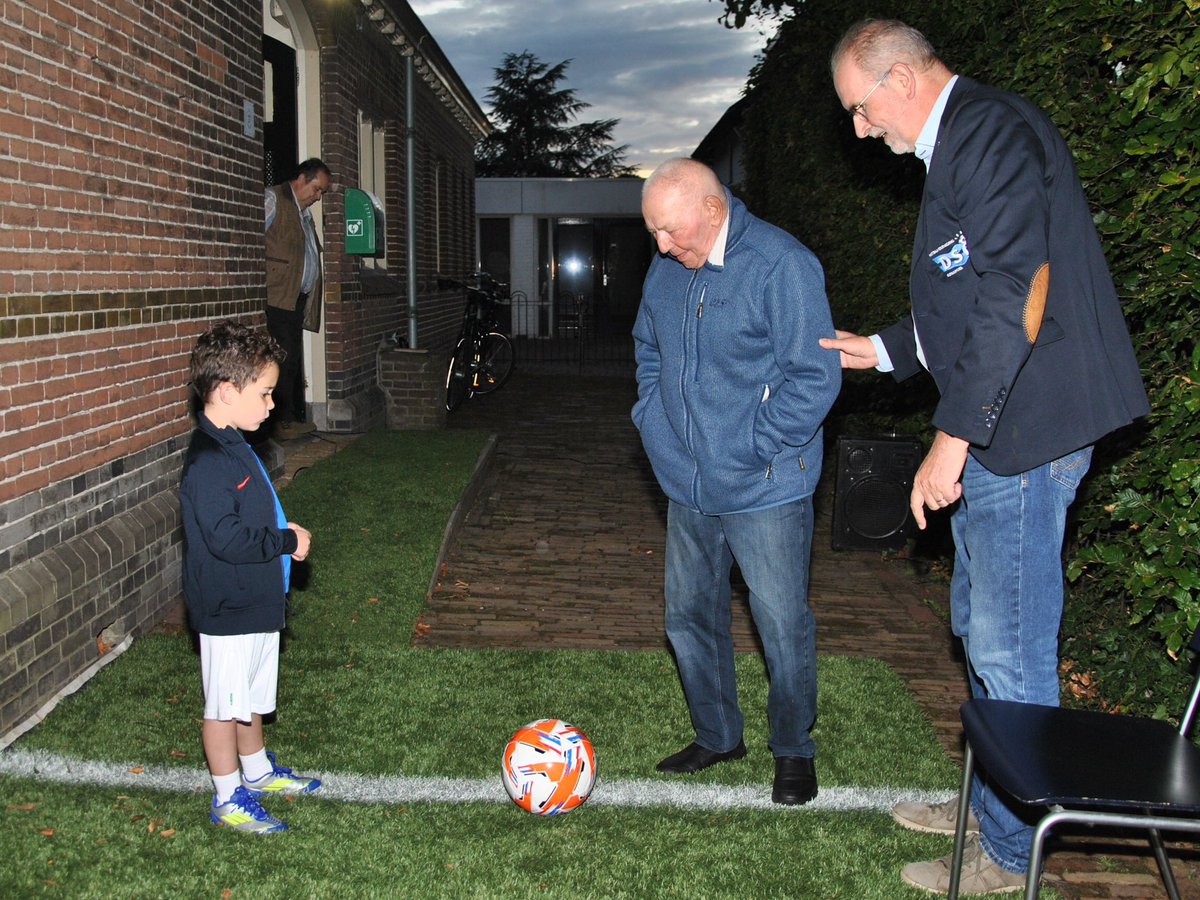 KERKDRIEL - Jongste en oudste lid DSC verzorgen aftrap historische expositie

 bommelerwaard.net/nieuws/25357/j…