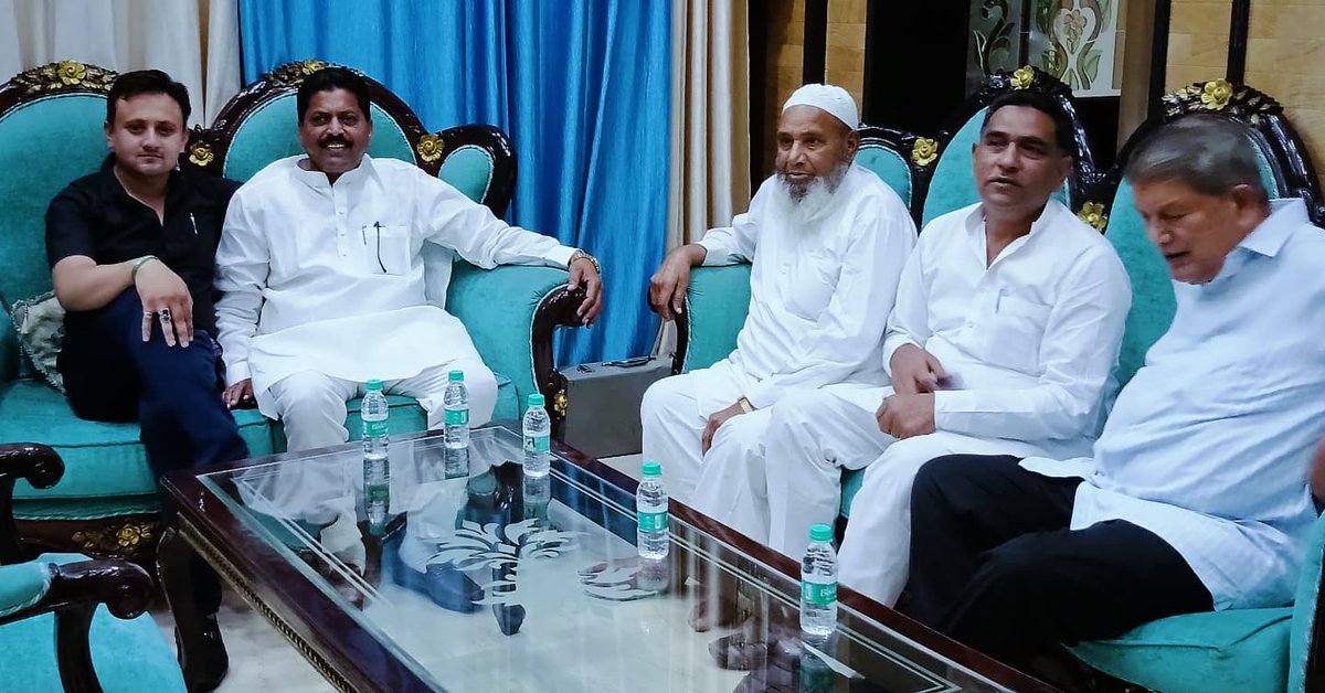 MohdSavez9312's tweet photo. पूर्व राज्यमंत्री Gulzar जी के सुपुत्र #पारस  #london_university में शिक्षा अध्ययन करने #london जा रहे हैं इस शुभ अवसर पर #संध्या के वक्त इनके #भुड्डी आवास पर जाकर #गुलजार_अहमद जी एवं उनके सुपुत्र #पारस को मुबारकबाद दी । ���स दौरान @harishrawatcmuk भी उपस्थित हुए। https://t.co/sgd0hqVyX6