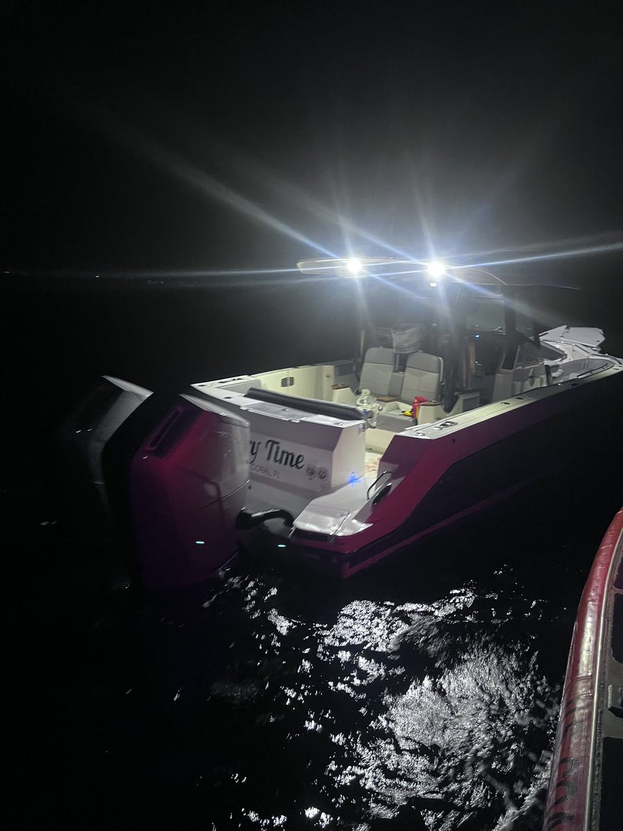 USCGSoutheast's tweet photo. #Breaking #SAR @uscg Station Fort Myers Beach rescue crews saved seven boaters after a vessel allision near Fort Myers Beach, Sunday.
📝: https://t.co/GjVdPziEij
#valuetonation #uscg https://t.co/Zlsd63wNMR