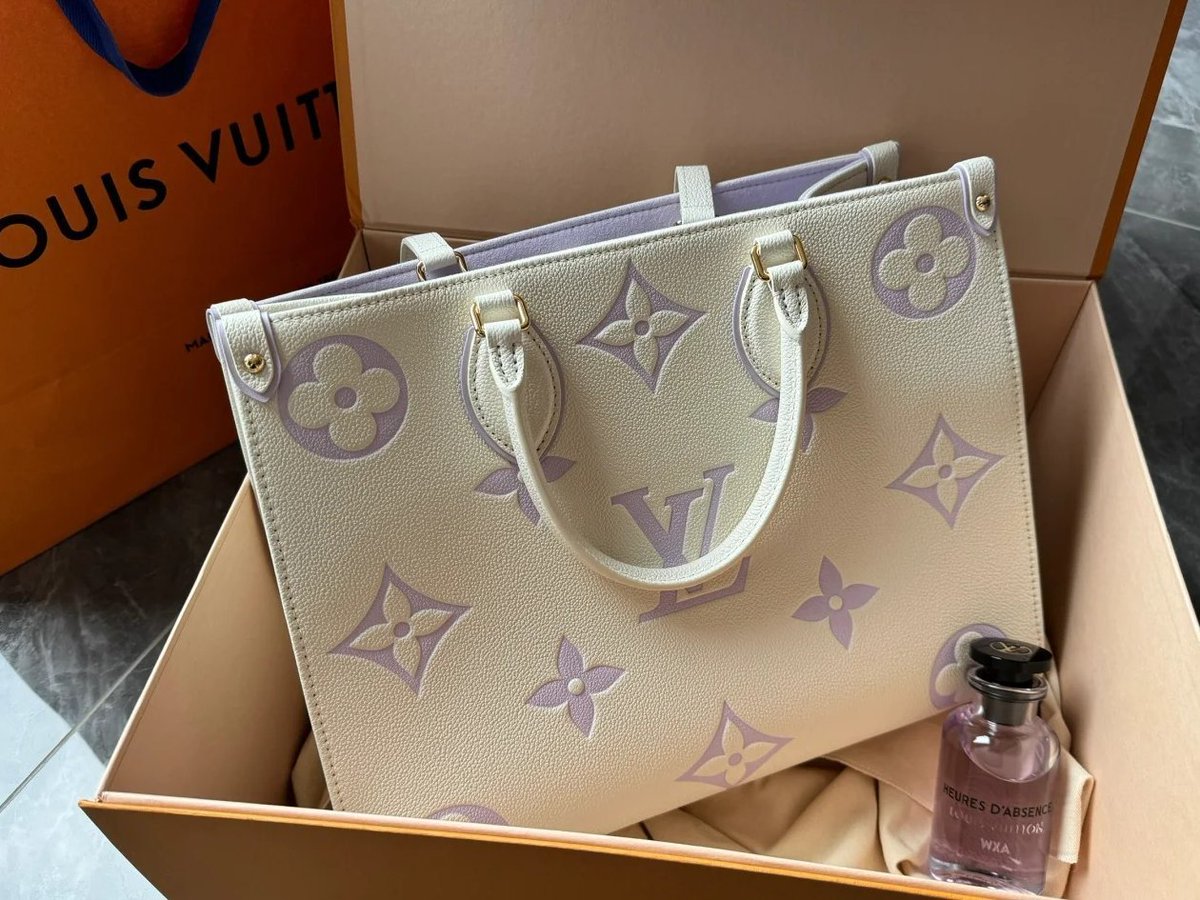 A perfect blend of fashion and function. Loving my LV bag! 👜📷 #LVStyle #FashionFaves