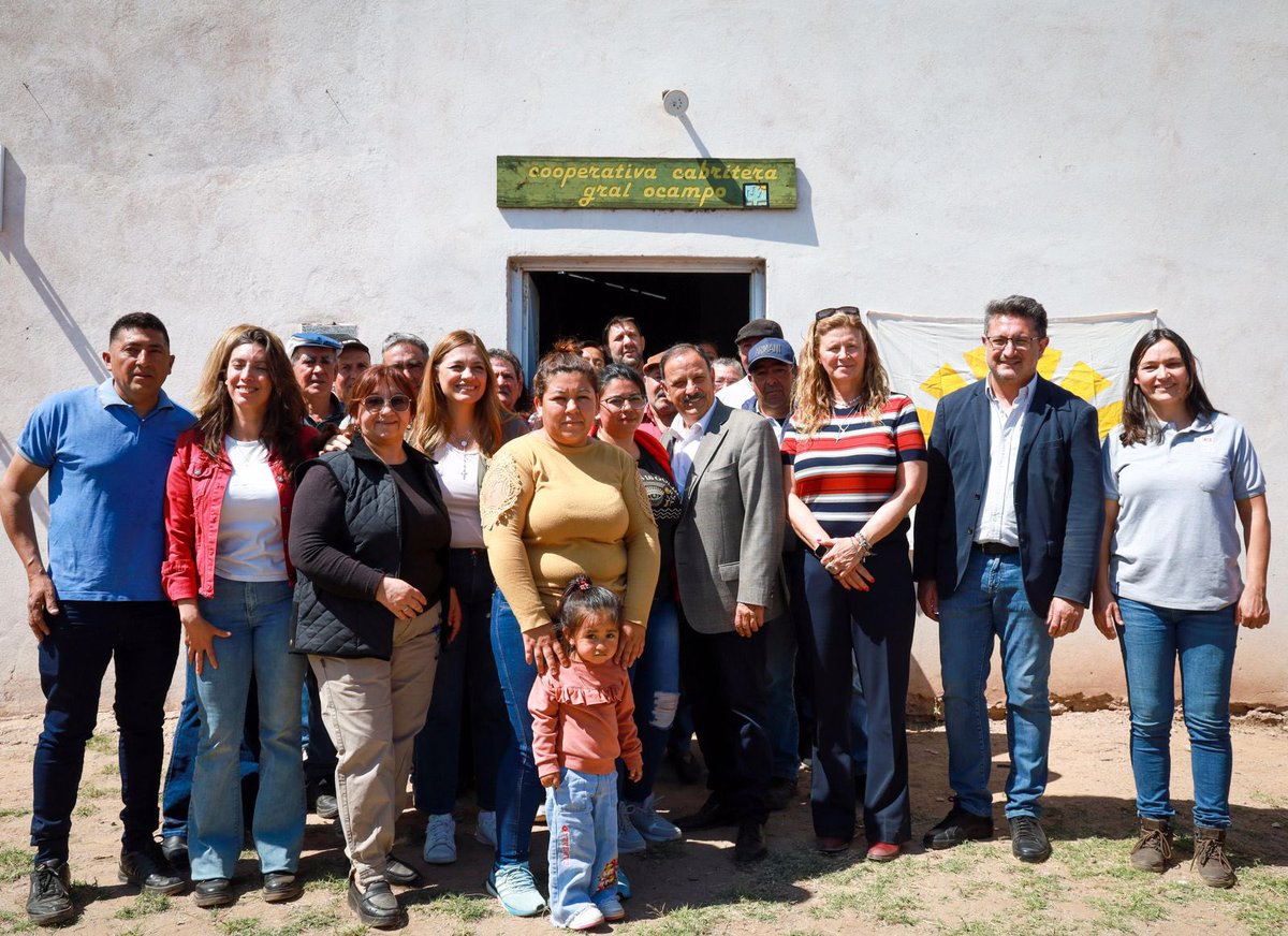 QuintelaRicardo's tweet photo. En Milagro compartimos una jornada junto a la Cooperativa Cabritera, integrada por 27 familias que desde el 2002 sostienen con esfuerzo la producción local.

Hoy impulsamos un proyecto que permitirá volver a poner en marcha la elaboración de quesos caprinos, generando una cadena de valor que fortalece la economía regional y abre la puerta a nuevos puestos de trabajo para nuestra comunidad.

🤝 Con organización, compromiso y el acompañamiento del Estado provincial seguimos construyendo futuro para las familias riojanas.