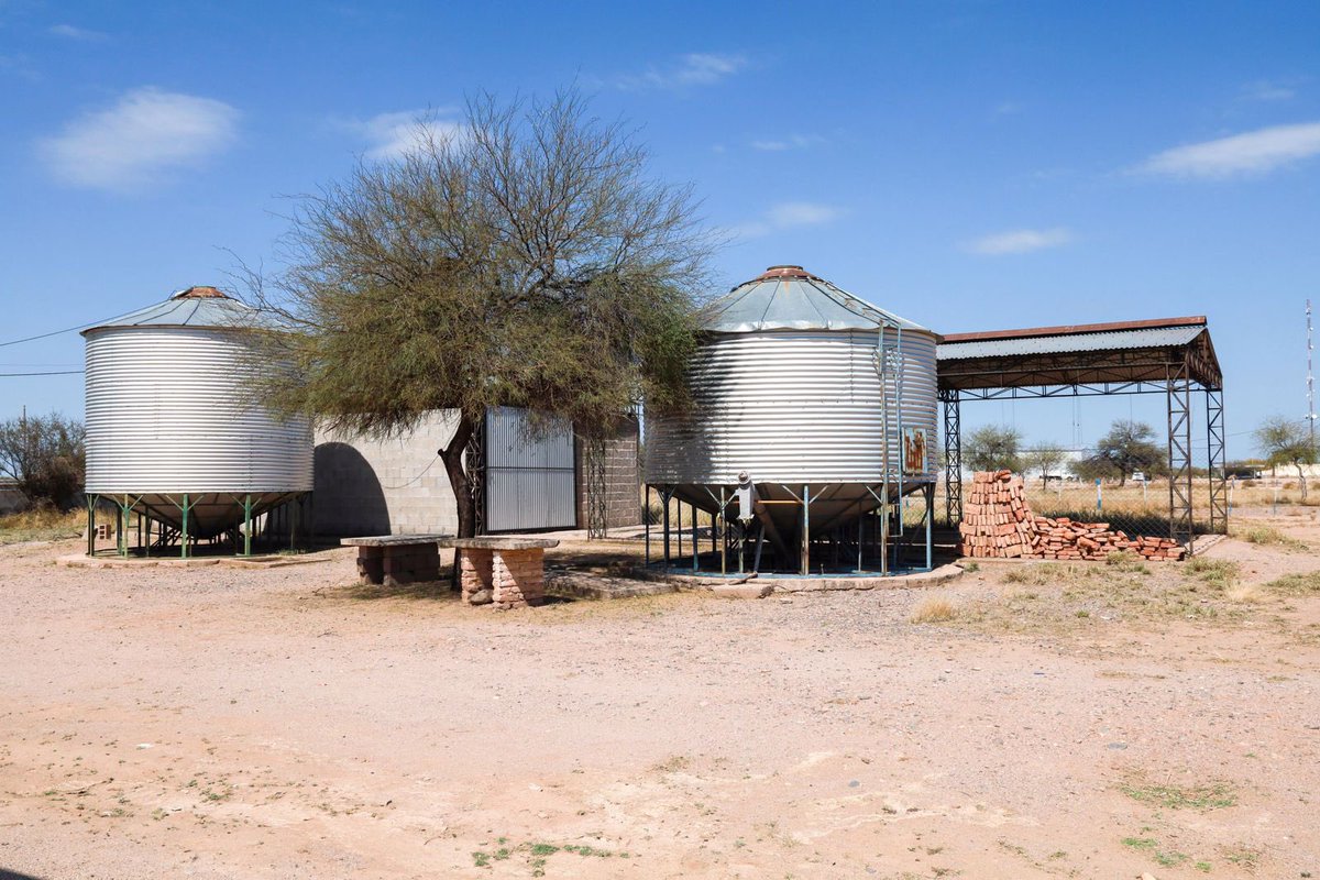 QuintelaRicardo's tweet photo. En Milagro compartimos una jornada junto a la Cooperativa Cabritera, integrada por 27 familias que desde el 2002 sostienen con esfuerzo la producción local.

Hoy impulsamos un proyecto que permitirá volver a poner en marcha la elaboración de quesos caprinos, generando una cadena de valor que fortalece la economía regional y abre la puerta a nuevos puestos de trabajo para nuestra comunidad.

🤝 Con organización, compromiso y el acompañamiento del Estado provincial seguimos construyendo futuro para las familias riojanas.