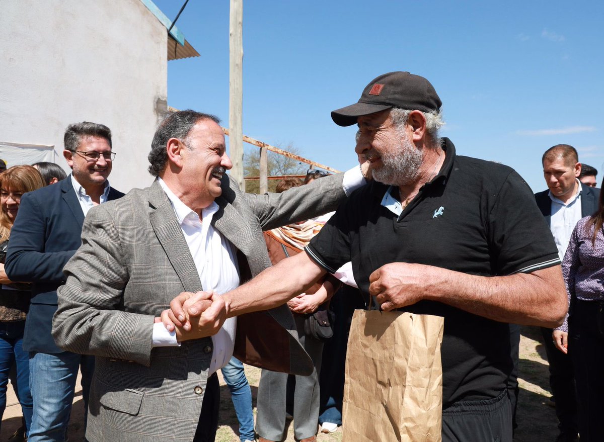 QuintelaRicardo's tweet photo. En Milagro compartimos una jornada junto a la Cooperativa Cabritera, integrada por 27 familias que desde el 2002 sostienen con esfuerzo la producción local.

Hoy impulsamos un proyecto que permitirá volver a poner en marcha la elaboración de quesos caprinos, generando una cadena de valor que fortalece la economía regional y abre la puerta a nuevos puestos de trabajo para nuestra comunidad.

🤝 Con organización, compromiso y el acompañamiento del Estado provincial seguimos construyendo futuro para las familias riojanas.