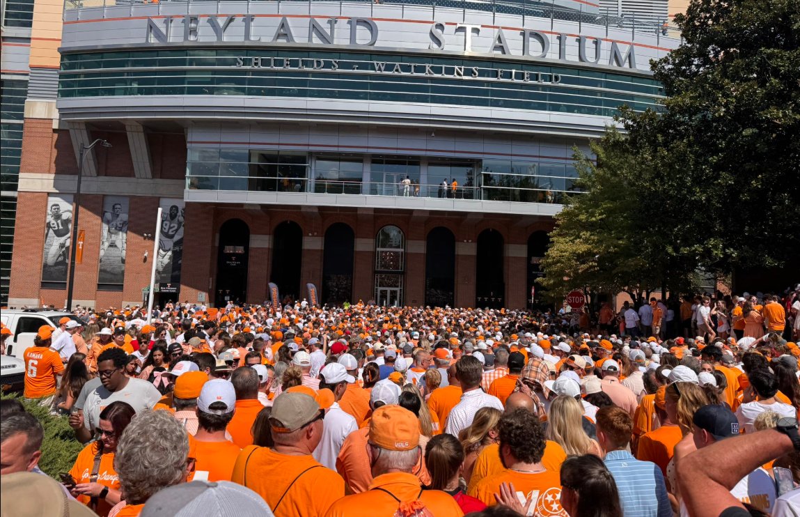 I was in section GG Saturday and yes, it was an absolute shit show: fanrunradio.com/sports/i-was-i…