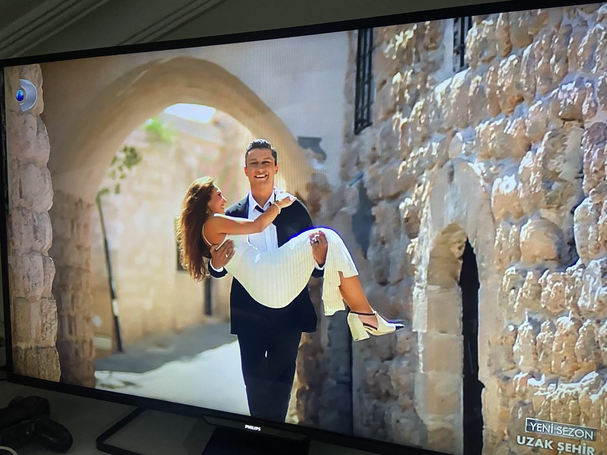 Bir Çarpık İlişki Ensesti çağıran dizi daha Türk Milletine izletilerek aşılanıyor!
İnsan abisinin kadınıyla ilişkisimi olur! İnsanın amca kızı ile ilişkisimi olur!
Türk Toplumu ahlakı yerlerdeydi artık çamura batmıştır!

#UzakŞehir 
Uzak Şehir Kızılcık Şerbeti