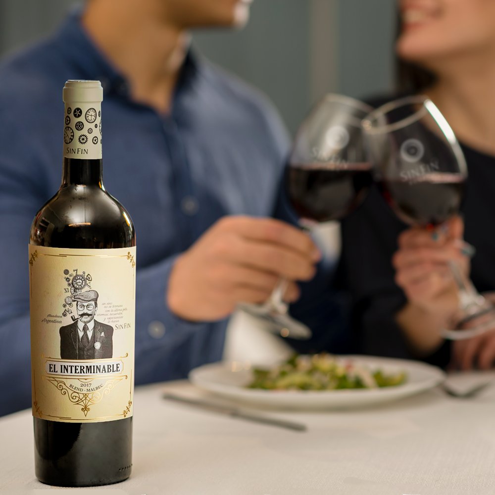 Un vino pensado para esos momentos que se vuelven eternos.
El Interminable Blend de Malbec despliega un color rojo intenso y brillante, con aromas a frutos rojos maduros, notas especiadas y toques de vainilla. En boca es elegante con taninos suaves.
Disponible en nuestra bodega.