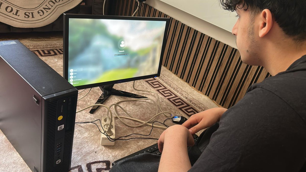 Umweltschutz beginnt im Alltag – und manchmal beim Aufräumen des IT-Lagers.

Ein PC, der ausrangiert wird, ist oft noch wertvoll. PCS für alle sorgt dafür, dass solche Geräte nicht unnötig entsorgt, sondern einem neuen Zweck zugeführt werden: als Lernwerkzeug für Kinder und