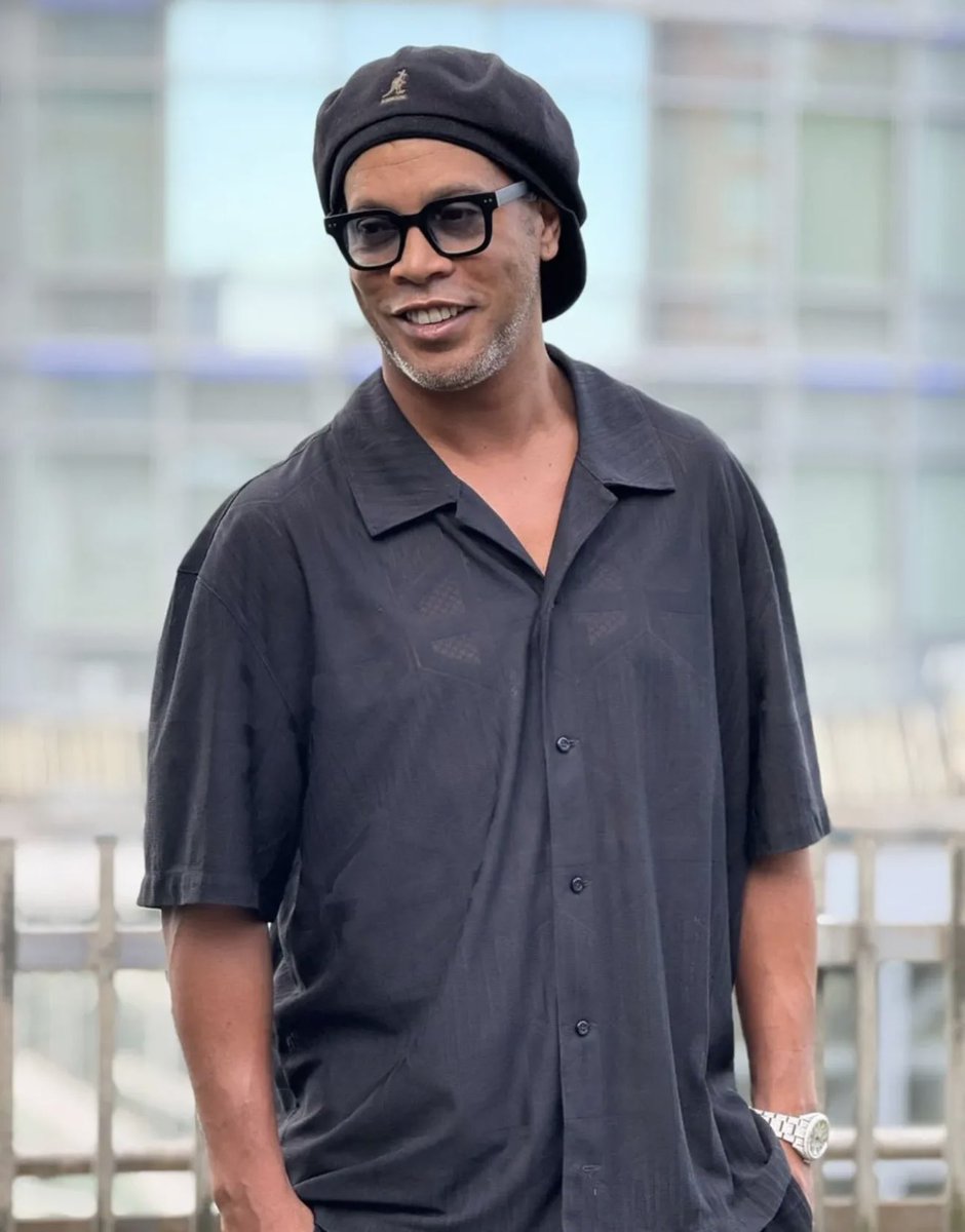 futebol_info's tweet photo. Ronaldinho Gaúcho e sua família manifestaram interesse em uma reaproximação com o Grêmio.

A ideia seria reconstruir os laços que ficaram estremecidos ao longo dos anos. R10 e seus familiares destacaram que há um sentimento de gratidão e desejo de retomar a conexão com o Tricolor.

Além disso, Ronaldinho e sua família gostariam de frequentar mais a Arena do Grêmio e participar de jogos e eventos ligados ao clube.

🗞 @oleonardomuller
📸 Divulgação