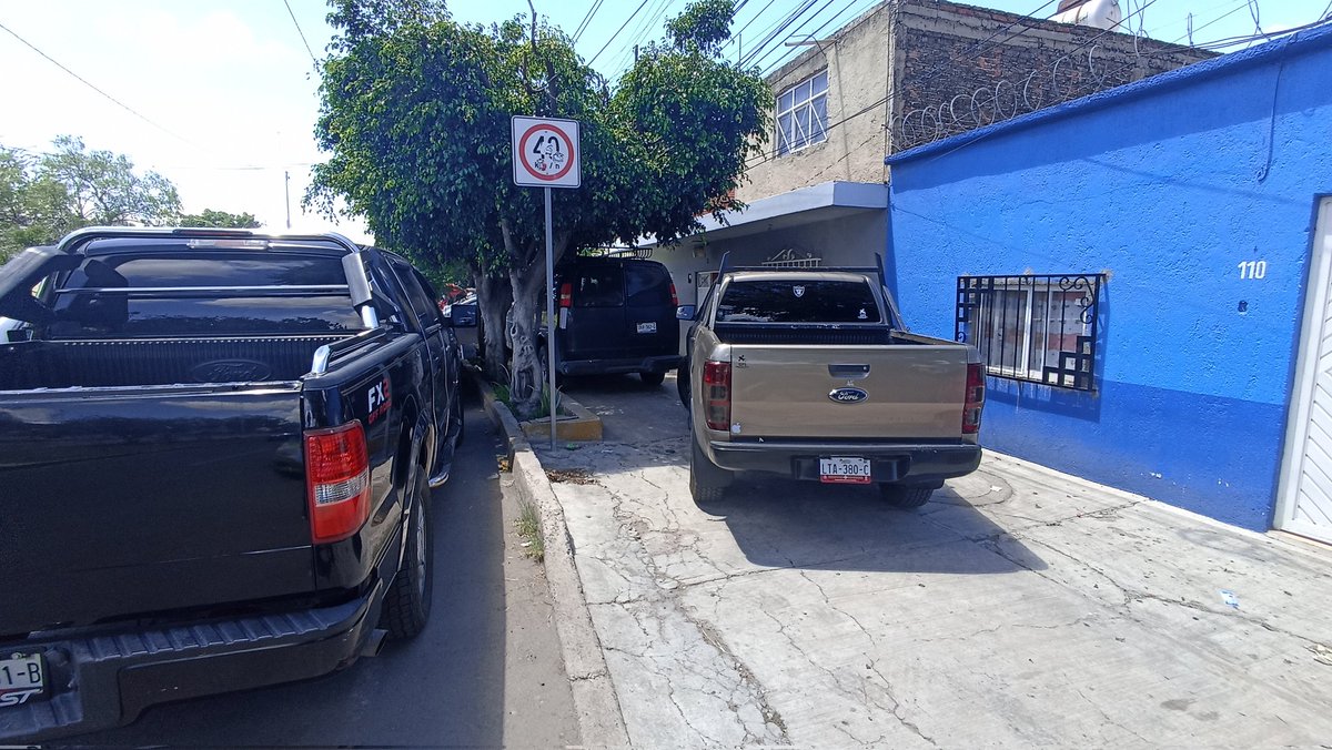 un_queretano's tweet photo. Así es caminar en una de las pocas avenidas con calles anchas en #Querétaro. @qromunicipio @SSPMQueretaro ¿Podrían aplicar los reglamentos para liberar las banquetas para los peatones? https://t.co/t92H7WgWhe