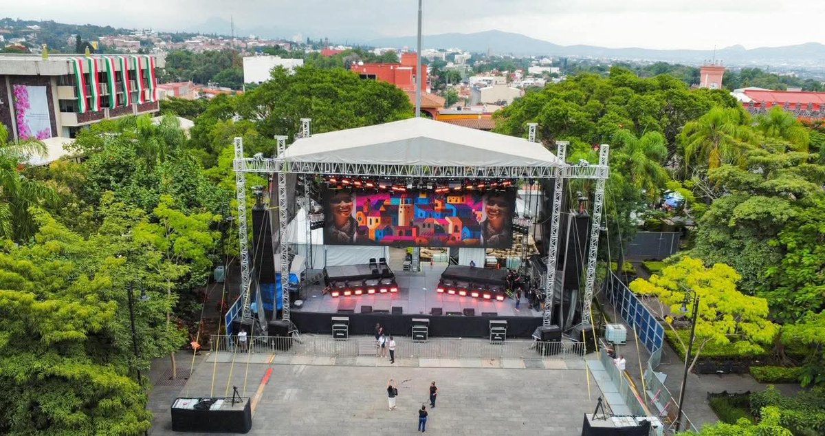 LavariegaMx's tweet photo. La gobernadora Margarita González Saravia informó que en la Plaza de Armas General Emiliano Zapata Salazar ya se ultiman los preparativos para la ceremonia del Grito de Independencia, que se llevará a cabo esta noche a partir de las 20:00 horas. https://t.co/ma2QZaCZqH