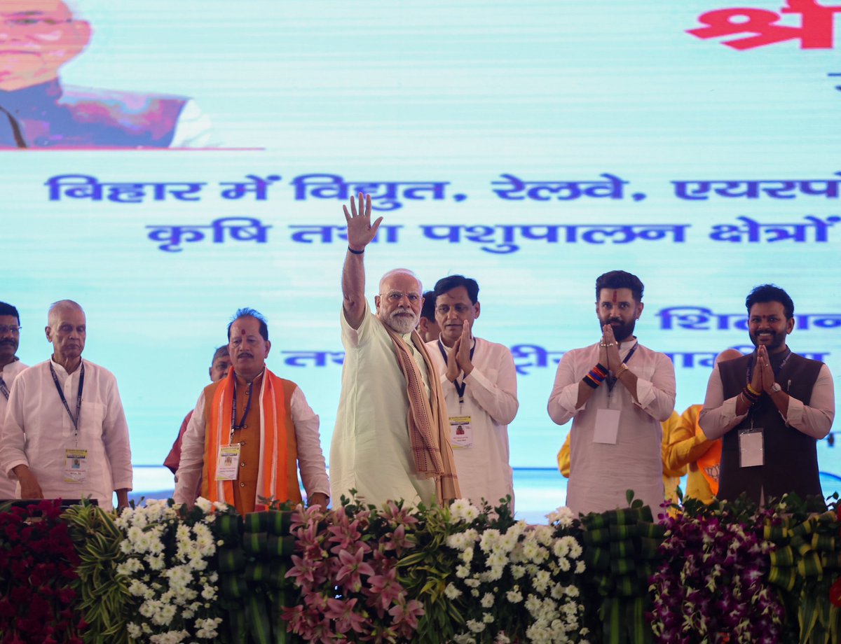 ManojGoelBJP's tweet photo. यहां एक एक व्यक्ति अपने उस प्रधानसेवक को देखने और धन्यवाद कहने आया है जिसने उनका जीवन बदल दिया।

#Bihar #BiharElections 
#PmModi #Narendramodi 
#ModiForNation #ModifiedIndia
#उड़ान_भरता_बिहार https://t.co/D69D3Xyp9v